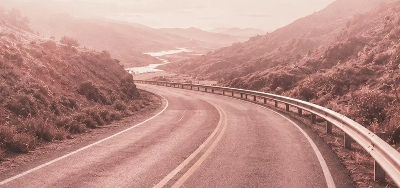 Estrada de montanha em tom rosé, arte da capa da Trilha de Formação